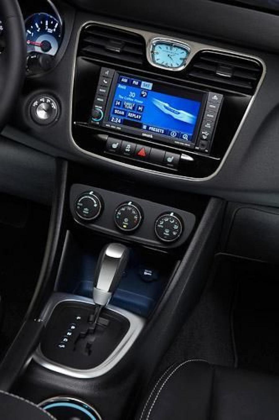  Chrysler 200 Convertible 2012 года  (фото 4 из 11)